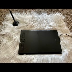 Wacom - Intuos Pro Pen Drawing Tablet (Medium) - Black